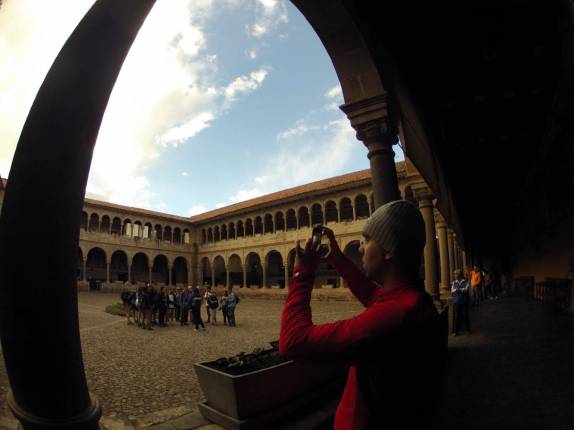 O Gustavo fotografa o pátio interno do Templo Mayor Inca, o Qorikancha, em Cusco, no Peru
